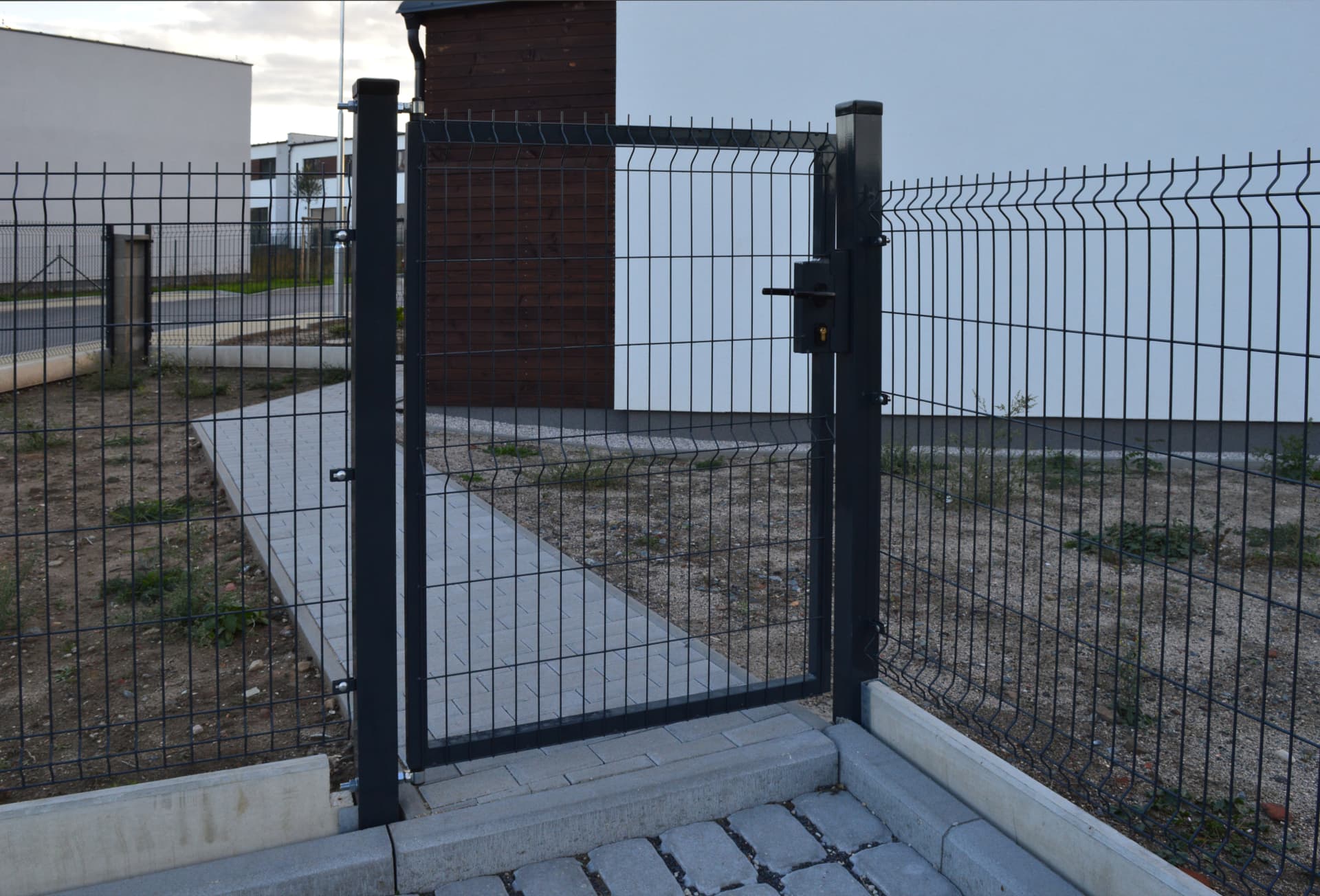 Pletiva Dobrý - Zbůch - montáž 3D plotových dílců antracitové barvy s podhrabovou betonovou deskou 3D antracitová branka